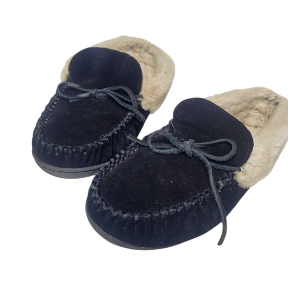 Minnetonka Shoes - Minnetonka Cozy Black Moccasin Slippers with Fur Lining Size 10 Narrow
